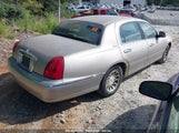 LINCOLN TOWN CAR SIGNATURE 1LNHM82W3YY****** снимка