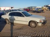 LINCOLN TOWN CAR SIGNATURE photo