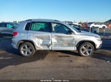 VOLKSWAGEN TIGUAN 2.0T SPORT WVGUV7AX7HW****** photo