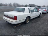 LINCOLN TOWN CAR SIGNATURE/SPINNAKER 1LNLM82W7SY724429 снимка