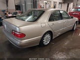 MERCEDES-BENZ E 320 WDBJF65JXYB051088 снимка