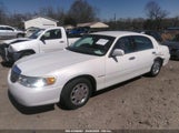 LINCOLN TOWN CAR SIGNATURE 1LNFM82W7WY681858 fotografie