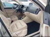 VOLKSWAGEN TIGUAN S/SE/SE W/LEATHER/SEL/WOLFSBURG WVGBV7AX2AW515073 fotografie