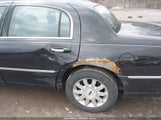 LINCOLN TOWN CAR SIGNATURE LIMITED 2LNHM82V99X624002 снимка