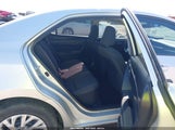 TOYOTA COROLLA LE 5YFBURHE3JP827077 снимка