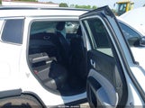 JEEP COMPASS LATITUDE FWD 3C4NJCBB1NT137963 снимка