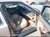 LINCOLN TOWN CAR SIGNATURE 1LNLM82W7VY732552 снимка