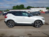 VOLVO XC40 T4 R-DESIGN YV4AC2HM8K2084040 снимка