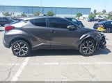 TOYOTA C-HR XLE JTNKHMBX2L1070998 fotografie
