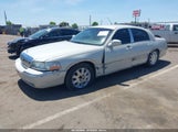LINCOLN TOWN CAR SIGNATURE LIMITED 1LNHM82W95Y661909 снимка
