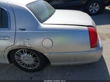 LINCOLN TOWN CAR SIGNATURE LIMITED 2LNHM82W48X657478 fotografie