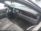 Lincoln Town Car Signature Limited 2LNHM82V08X640992 fotografie