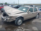 Lincoln Town Car Signature 1LNLM82W9VY742564 снимка