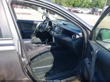 TOYOTA RAV4 XLE JTMRFREV9JJ178922 снимка