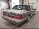 Lincoln Town Car Signature/Spinnaker 1LNLM82W3SY729370 fotografie