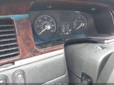 Lincoln Town Car Signature Limited 2LNHM82V89X619390 снимка