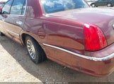Lincoln Town Car Signature 1LNHM82W01Y688765 photo