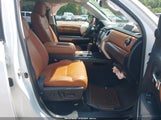 Toyota Tundra  5.7L V8 5TFAY5F13KX833473 fotografie
