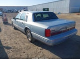 Lincoln Town Car Signature 1LNLM82W8VY605311 снимка