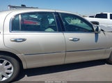Lincoln Town Car Signature Limited 2LNBL8CV2AX752626 снимка