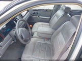 Lincoln Town Car Signature 1LNHM82WXYY913980 photo