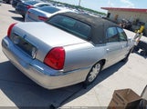 Lincoln Town Car Signature Limited 2LNBL8CV7AX751391 fotografie