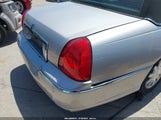 Lincoln Town Car Signature Limited 2LNBL8CV7AX751391 fotografie