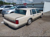 Lincoln Town Car Signature/Spinnaker 1LNLM82WXSY760423 снимка