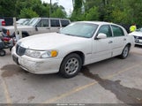 Lincoln Town Car Signature 1LNFM82W5WY678263 photo