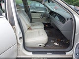Lincoln Town Car Signature 1LNFM82W5WY678263 photo