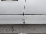Lincoln Town Car Signature 1LNFM82W5WY678263 photo