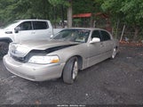 Lincoln Town Car Signature 1LNHM82W43Y631388 снимка