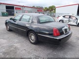 Lincoln Town Car Signature 1LNHM82W52Y609057 photo