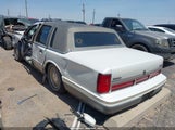 Lincoln Town Car Signature 1LNLM82W7VY735175 снимка