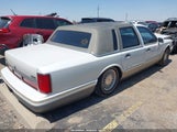 Lincoln Town Car Signature 1LNLM82W7VY735175 снимка
