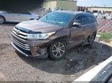 Toyota Highlander Xle 5TDKZRFH3JS242375 снимка
