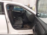 Volkswagen Passat 1.8T S 1VWAT7A3XFC068050 снимка