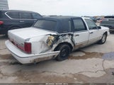 Lincoln Town Car Signature 1LNLM82W2VY745404 снимка