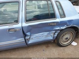Lincoln Town Car Signature/Tournament 1LNLM82W8RY695307 снимка