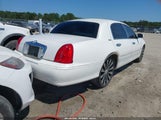 Lincoln Town Car Signature 1LNHM82W6XY612217 снимка