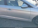 Hyundai Sonata Se 5NPE24AF0JH687981 снимка