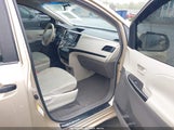 Toyota Sienna 5TDKA3DC9BS005743 снимка