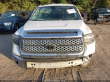 Toyota Tundra Sr5 5.7L V8 5TFCY5F18JX023487 fotografie