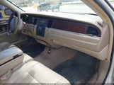 Lincoln Town Car Signature 1LNHM81W97Y639882 снимка