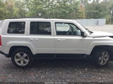 Jeep Patriot Latitude 4X4 1C4NJRFB2HD180005 fotografie