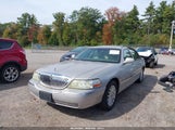 Lincoln Town Car Signature 1LNHM81W55Y635003 снимка