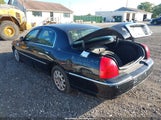 Lincoln Town Car Signature Limited 2LNHM82V58X652779 снимка
