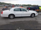 Lincoln Town Car Signature 1LNHM81W54Y655413 снимка