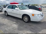 Lincoln Town Car Signature 1LNHM82W9XY699661 снимка