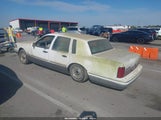 Lincoln Town Car Signature/Spinnaker 1LNLM82W7SY666144 fotografie